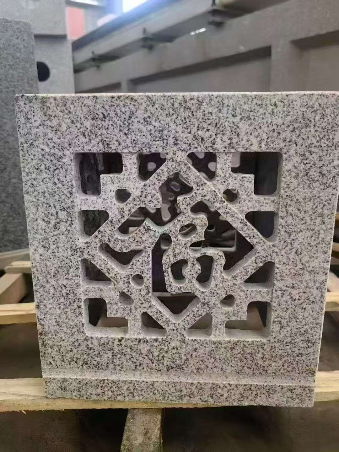 湛江 芝麻白花岗岩镂空雕花灯笼